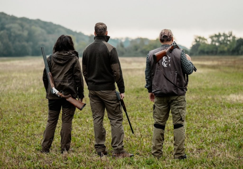 Teilnehmende der Jagdschule Baumann bei der praxisnahen Jagdausbildung in Bayern