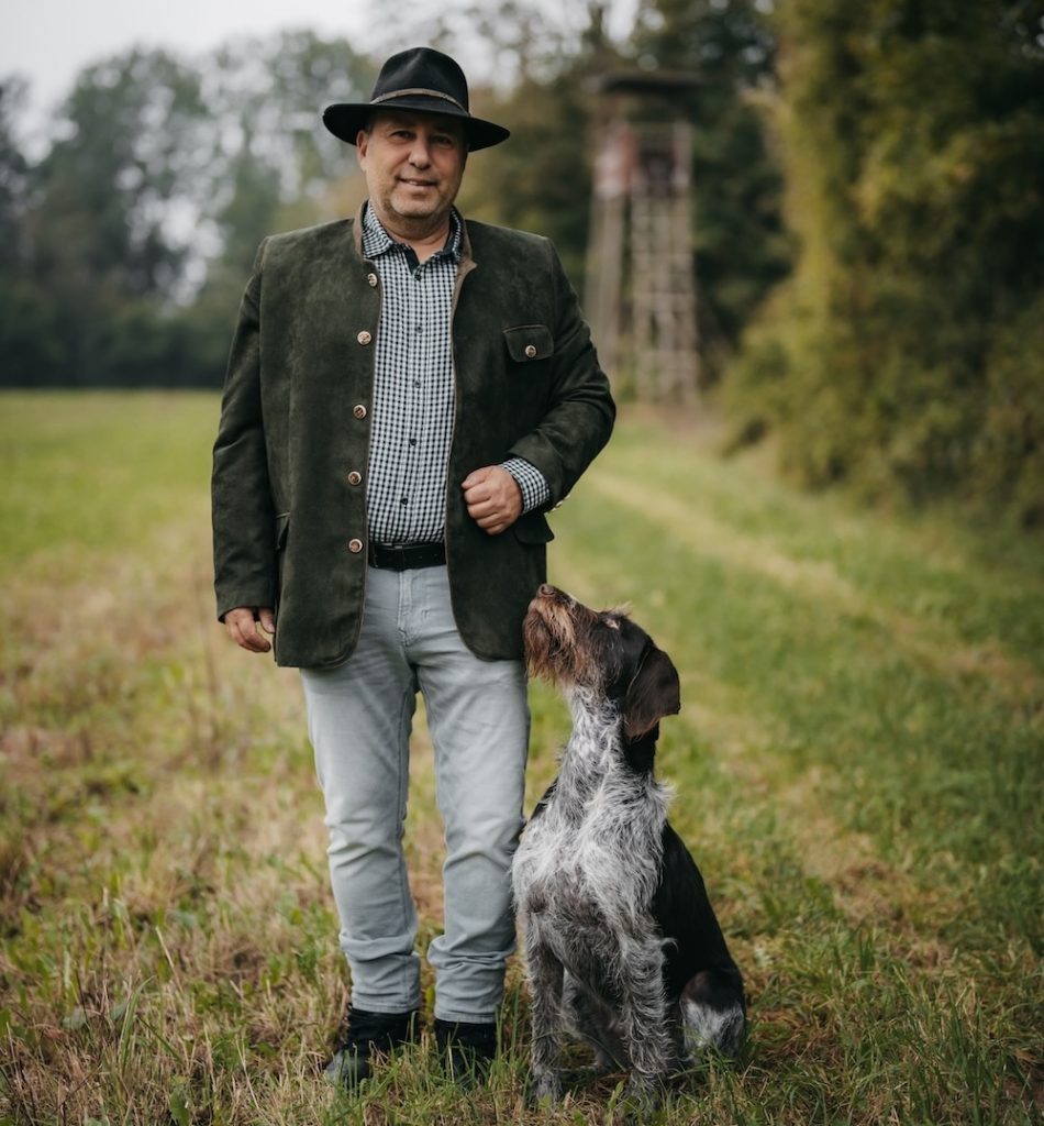 Herbert Baumann mit seinem Jagdhund Ronja im Revier während der Ausbildung an der Jagdschule Baumann in Bayern